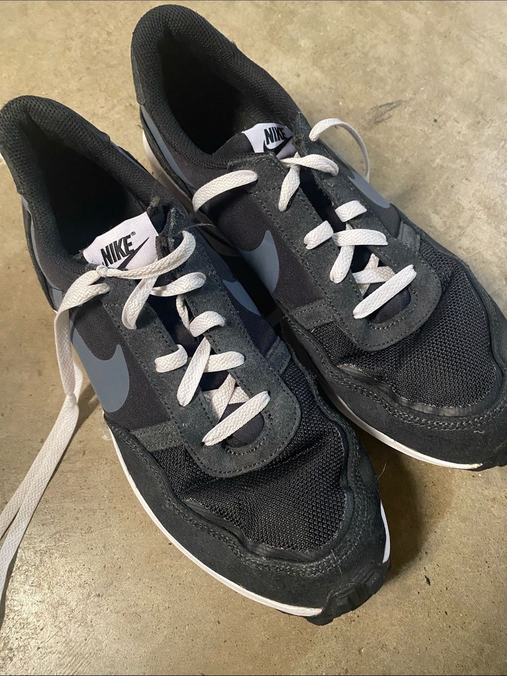 Nike Black & Gray Casual Runner Sneakers Nike size 10.5